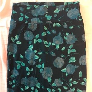 ✨✨Cassie skirt, LuLaRoe, roses, size M✨✨